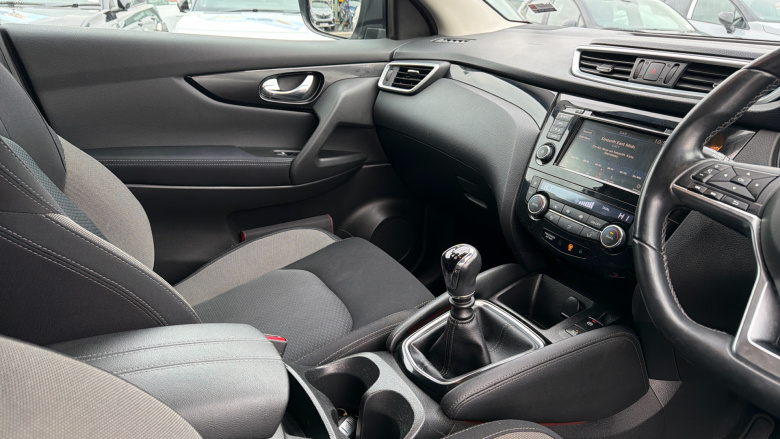 Nissan Qashqai 1.3 DiG-T N-Connecta 5dr [Glass Roof Pack] Petrol Hatchback